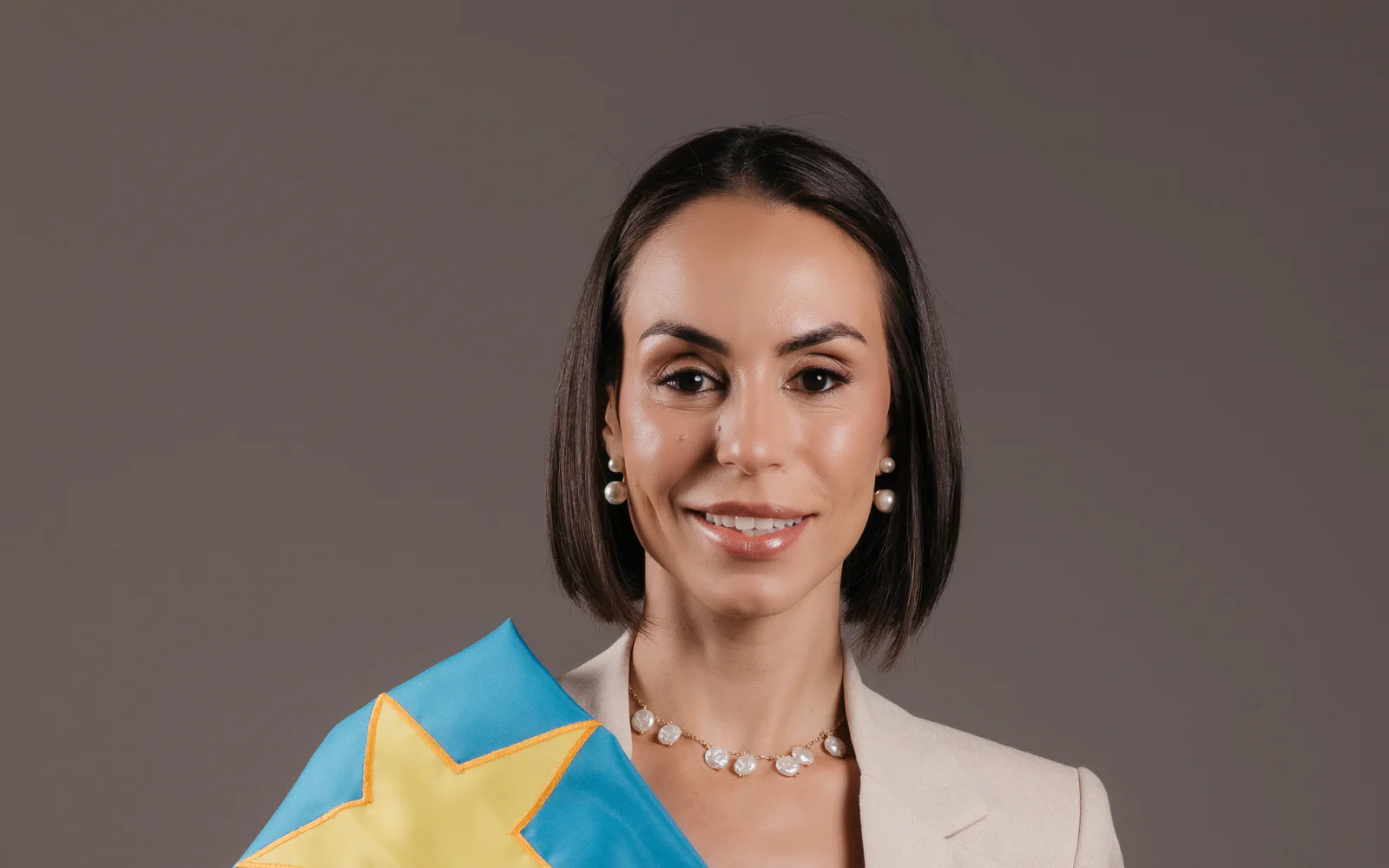 Luana Ruiz com a bandeira de Mato Grosso do Sul