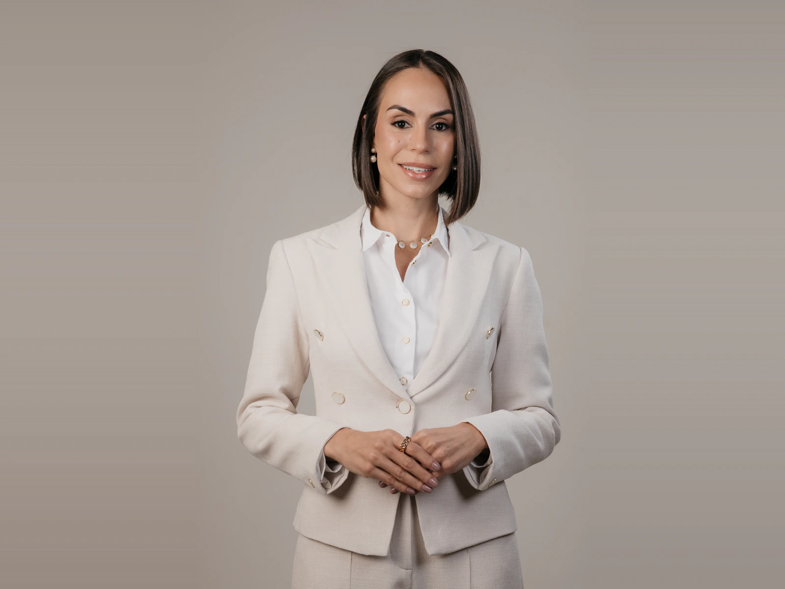 Luana Ruiz sorrindo em retrato institucional